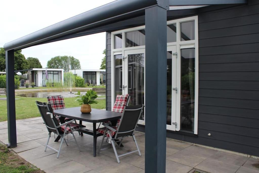 Vakantiehuis Met Vijverzicht Lathum Exterior photo