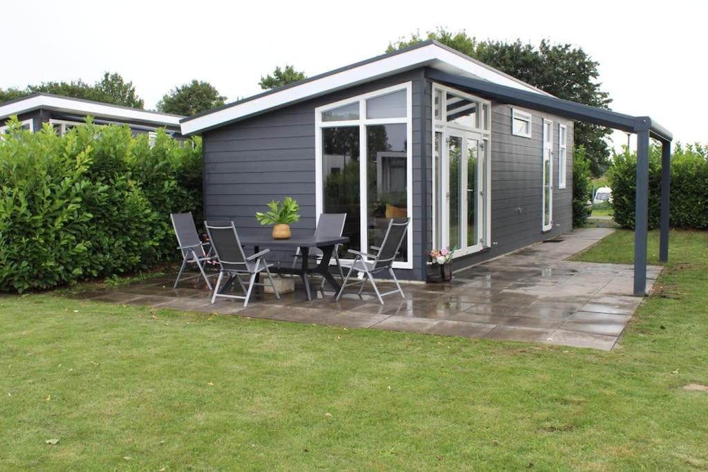 Vakantiehuis Met Vijverzicht Lathum Exterior photo